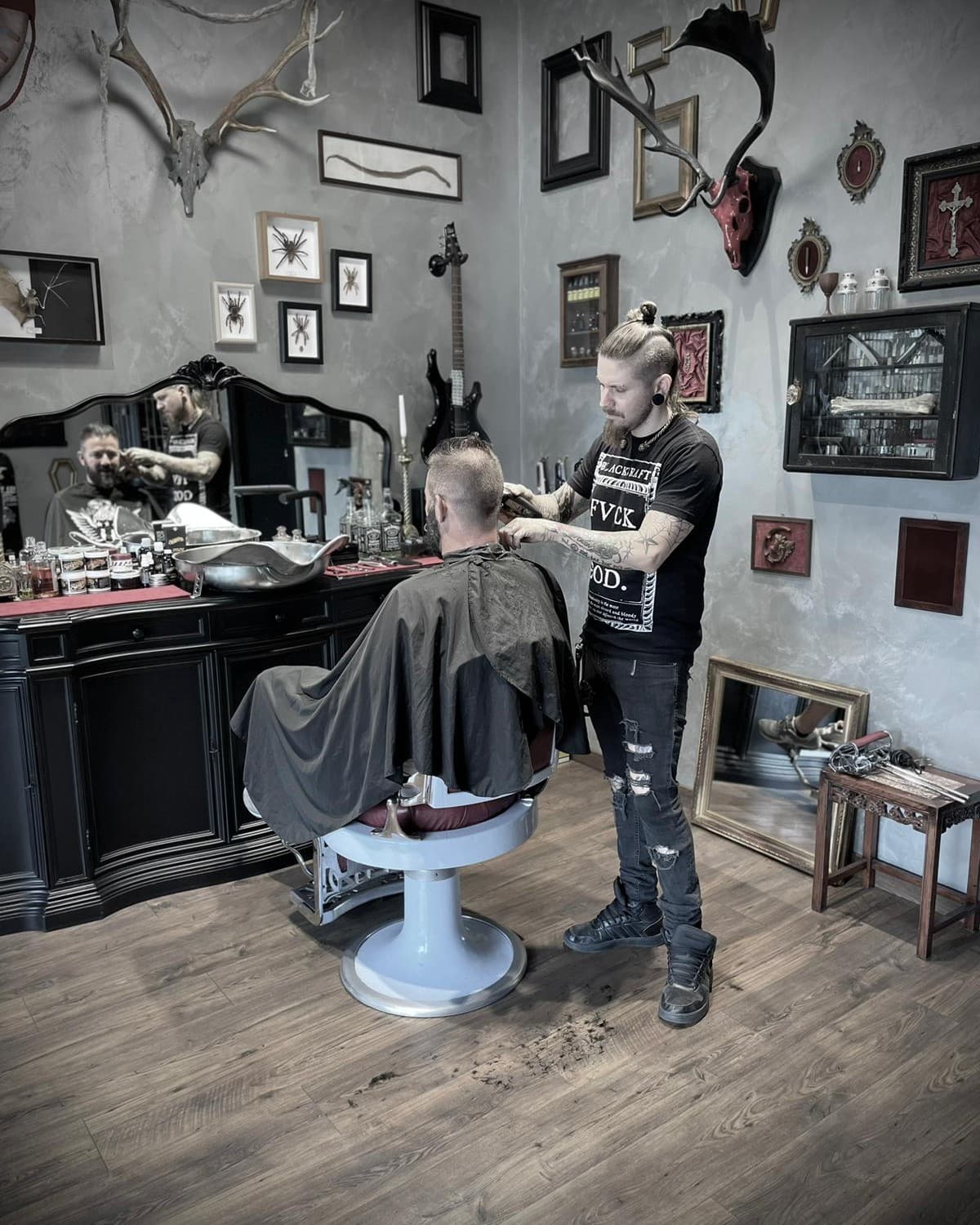 Interno Black Coffin Barber Shop