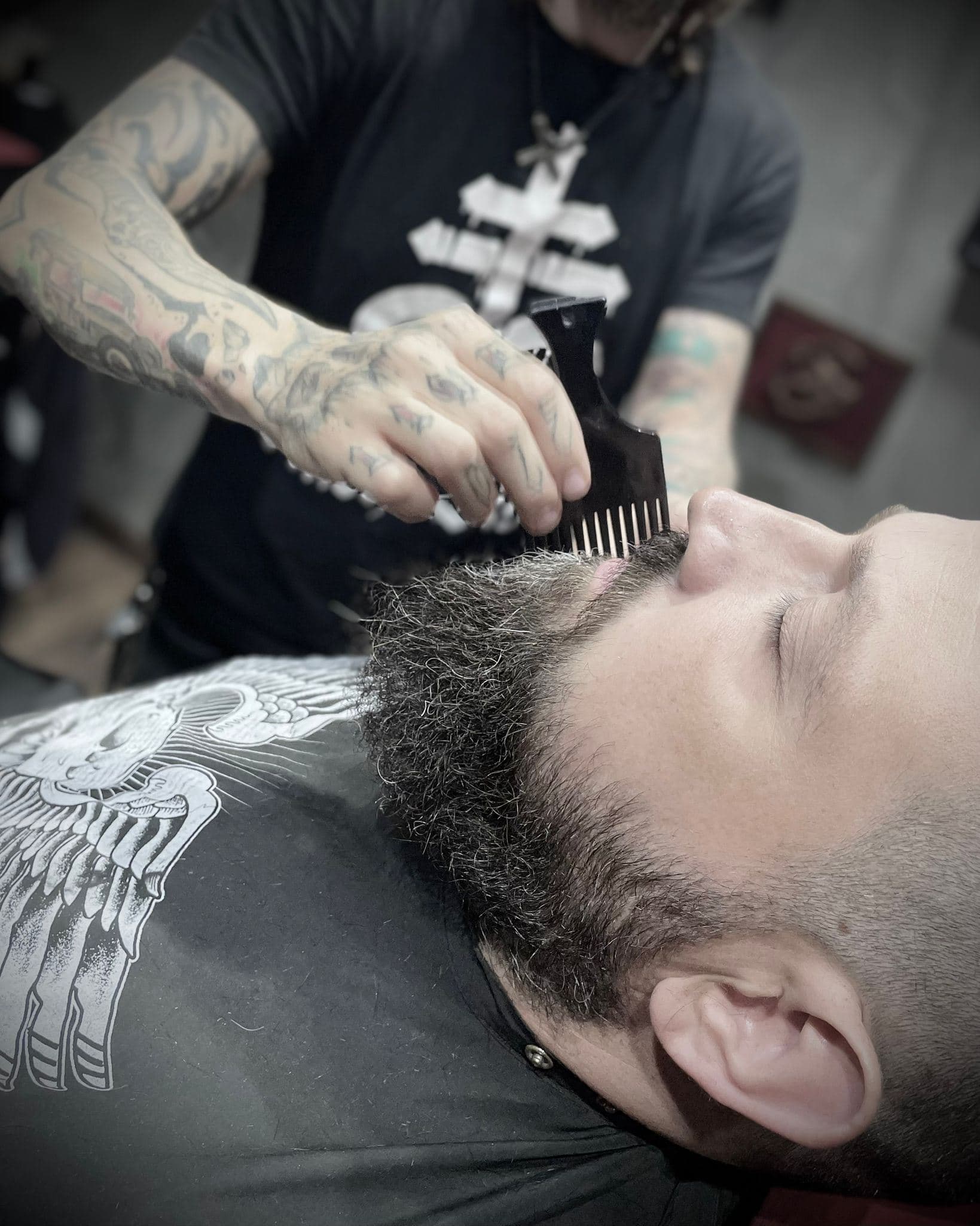 Rifinitura barba con pettine
